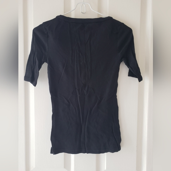 Black Gap half sleeve v-neck scoop top - Picture 2 of 4